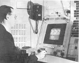 Lawrence Roberts conecta un ordenador TX2 en el MIT con un Q-32