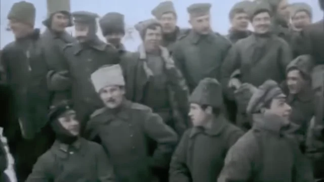 Alemanes y rusos salen de las trincheras y se saludan como viejos amigos.