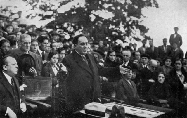 Obtiene cátedra en el instituto Calderón de Madrid