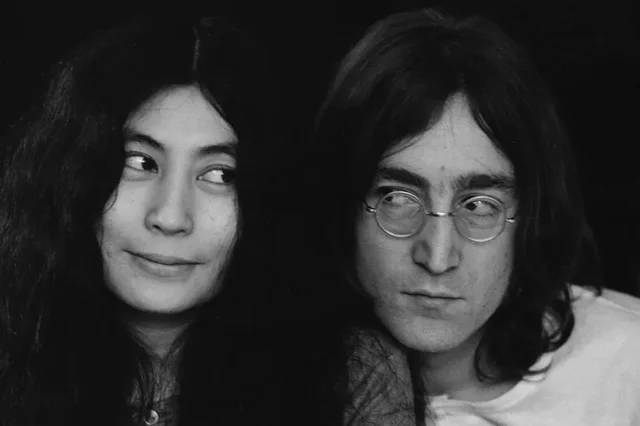 John Lennon y su esposa Yoko Ono graban la canción "Give Peace a Chance"