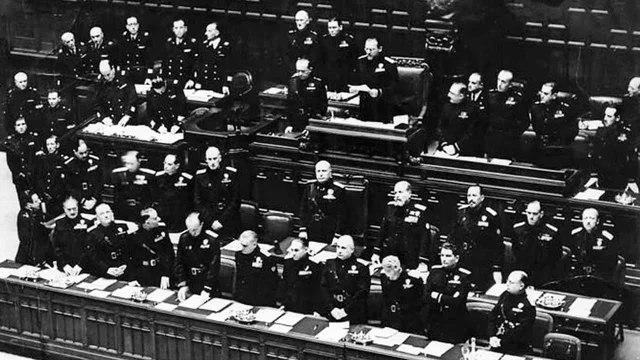 Mussolini clausura el Parlamento