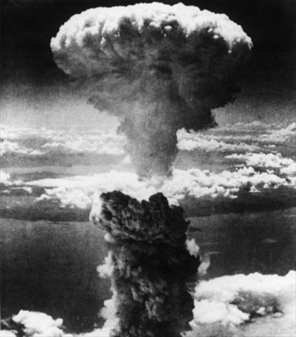 US uses atomic bomb in war