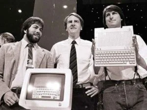 Аудиторії представлено комп’ютер Macintosh