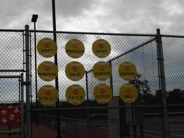 Hace 2 anos que juego tenis por la escuela.