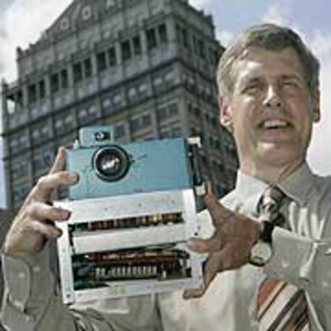 Steven Sasson invents the digital camera