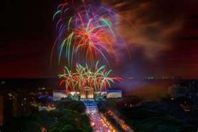 Citizens of Philadelphia celebrate the ratification of the US Constitution with a festival