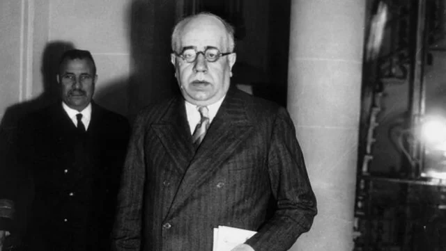 Dimisión de Manuel Azaña
