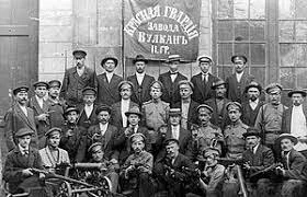 Trotsky organizes Red Guard to defend Petrograd