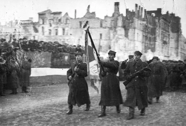 Soviets attempt to take Warsaw