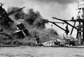 Japón ataca Pearl Harbor, Estados Unidos entra en la guerra.