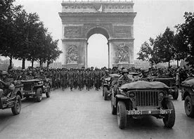 París es liberada de la ocupación alemana.