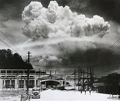 Estados Unidos lanza una segunda bomba atómica sobre Nagasaki.