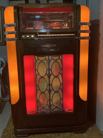 Esimene jukebox (muusikaautomaat) leiutati.