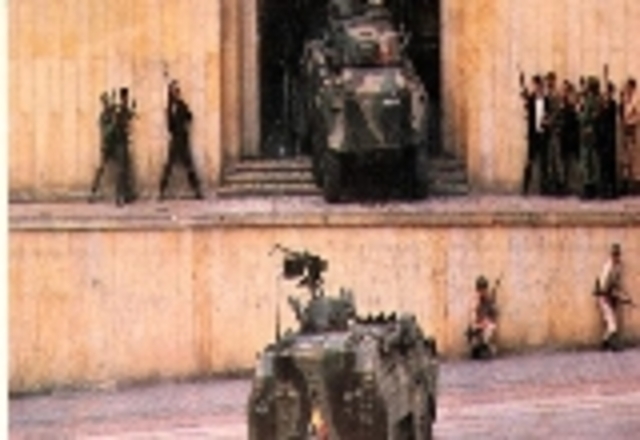 El M-19 se toma el palacio de justicia y el hecho termina violentamente cuando el ejercito ingresa en el lugar por la fuerza.