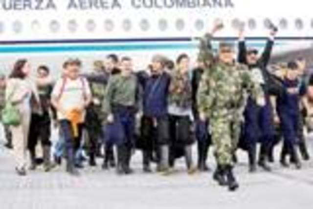 El ejercito nacional rescata 15 rehenes de las FARC. Lo cual de conoce como la Operación Jaque.