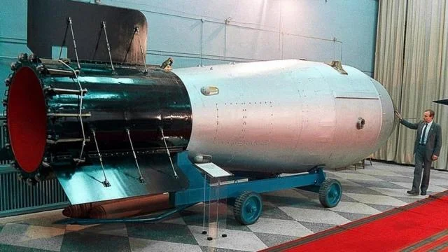La URSS desarrolla una bomba atómica más potente
