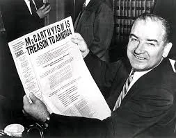 Caza de brujas por el senador Mc Carthy en EEUU.