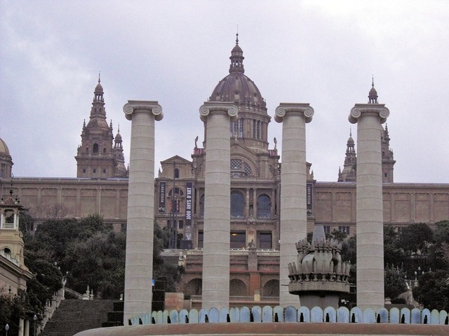 Es col·loca una reproducció de les Quatre Columnes de Puig i Cadafalch