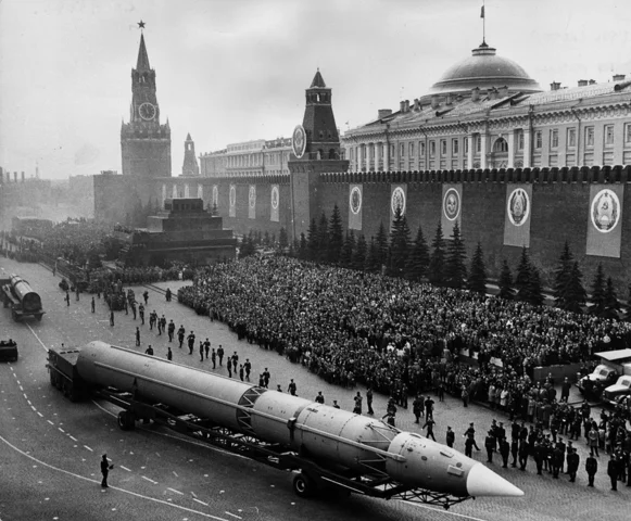 EEUU y la URSS despliegan misiles balísticos.