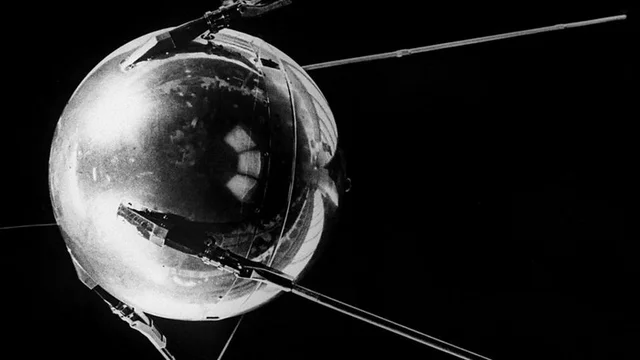La URSS pone en órbita el Sputnik.
