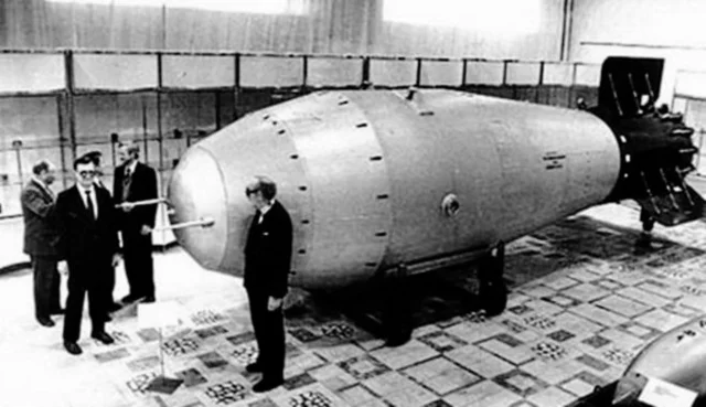 La URSS desarrolla una bomba atómica más potente