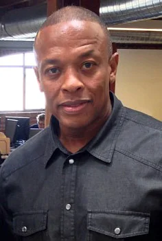 🍼 Nace Andre Romell Young "Dr. Dre" en Compton, EEUU
