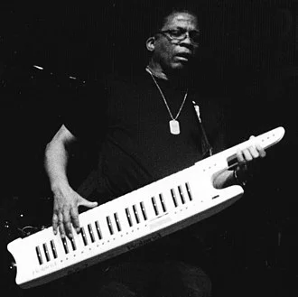 🍼 Nace Herbert Jeffrey "Herbie" Hancock en Chicago, EEUU