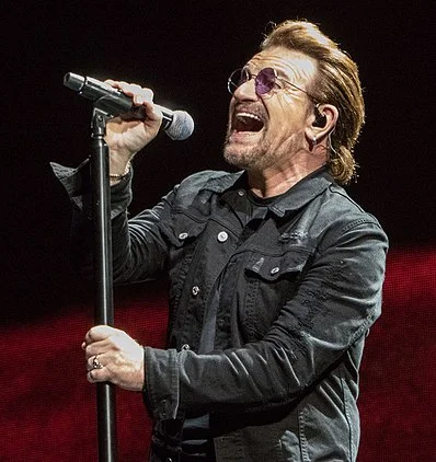 🍼 Nace Paul David Hewson "Bono" en Dublín, Irlanda