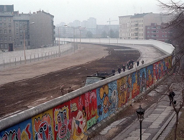 Berlin Wall goes up