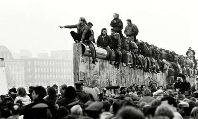 Berlin wall comes down