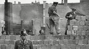 Berlin wall Goes up