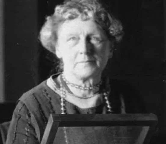 Annie Jump Cannon shares studies of stellar classification