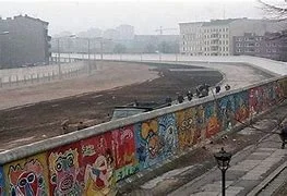 Berlin Wall Goes up