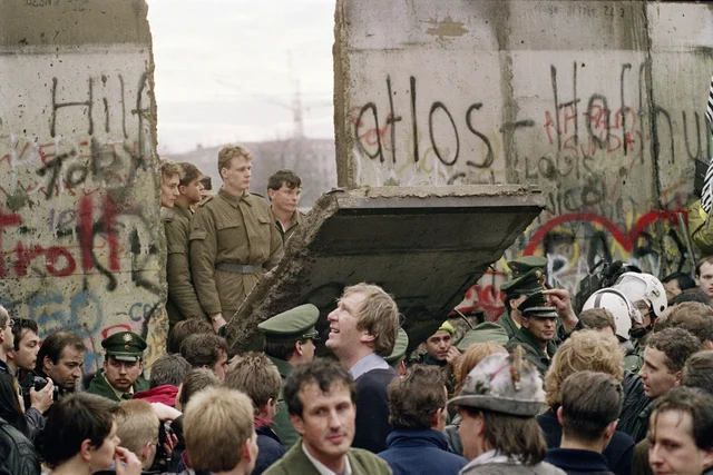 Building of the Berlin Wall