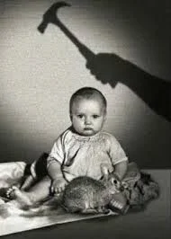 John B. Watson y Rosalie Rayner realizan el experimento del Pequeño Albert.