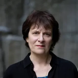 Francine Shapiro desarrolla la Terapia de Desensibilización y Reprocesamiento por Movimientos Oculares (EMDR).