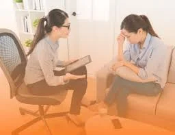 Avances en la telepsicología. Con el advenimiento de Internet y las tecnologías digitales, la psicología clínica empieza a explorar nuevas formas de brindar terapia y asesoramiento a distancia, ampliando el acceso a los servicios de salud mental.