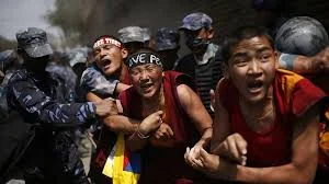 El Tíbet es invadido por China, llevando al exilio del Dalai Lama.