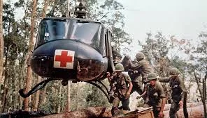 Estados Unidos intensifica su participación en la Guerra de Vietnam.