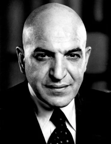 🍼 Nace Aristotelis "Telly" Savalas en Garden City, EEUU