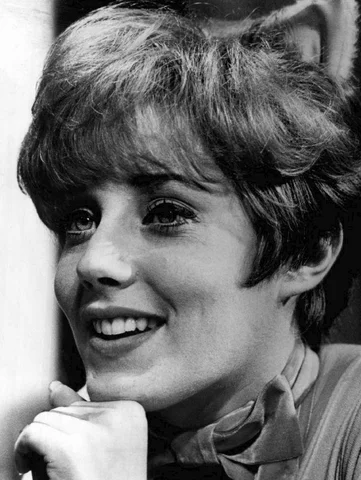 🍼 Nace Lesley Sue Goldstein "Lesley Gore" en New York City, EEUU