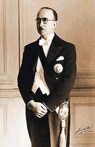 José Luis Bustamante y Rivero asume la presidencia