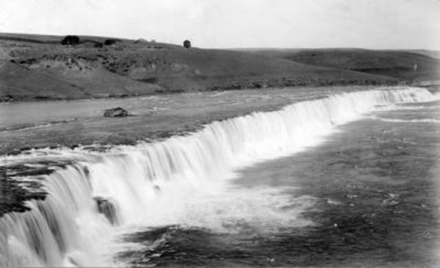 Lewis discovers the Great Falls of the Missouri