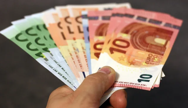 Euro €