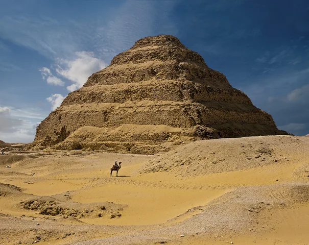 PRIMERA PIRAMIDE (PIRAMIDE ZOSER)