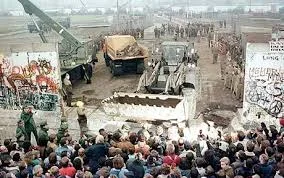 Soviet Union ceases to exist