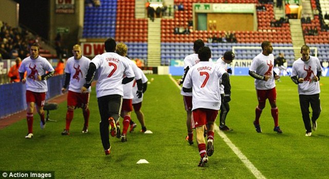 Team-mates support Suarez