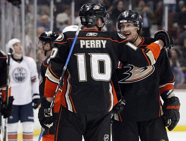 Ducks find form, smash Canucks