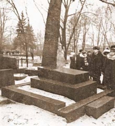 Могила А.И. Куприна на Литераторскихмостках Волковского кладбища.