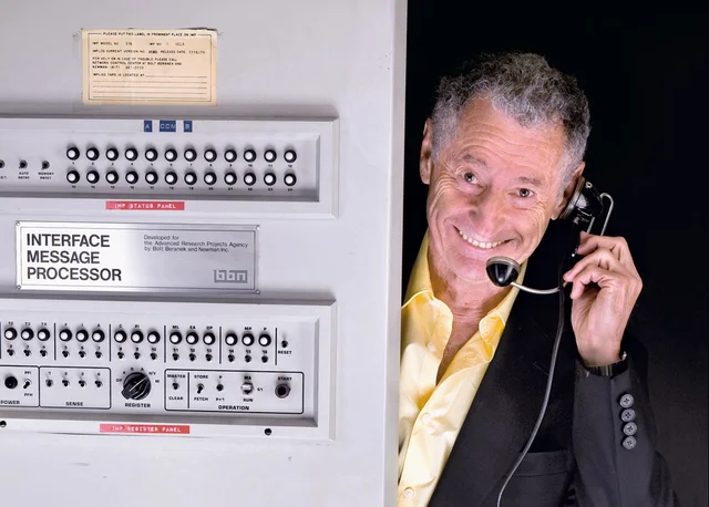 Leonard Kleinrock publica un artículo